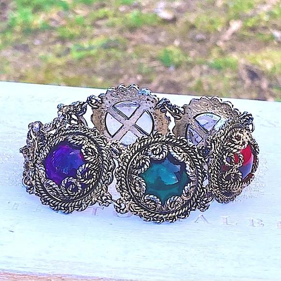 Incredible Vintage Lucite Bracelet! - Picture 3 of 12